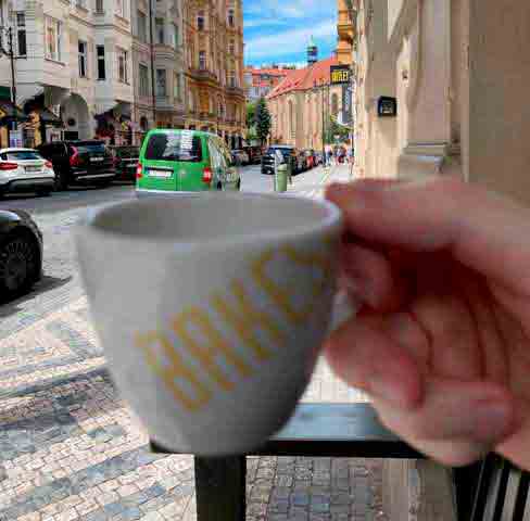 בתי קפה שווים ברובע היהודי בפראג